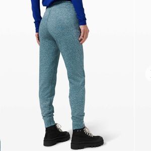 Lululemon Engineered Warmth Jogger - Submarine/White - Size 4